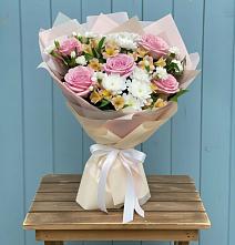 Букет цветов из:  Гвоздики, Орхидеи и Розы в Приморском