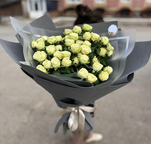 Букет Белые кустовые розы Солинеро в Приморском