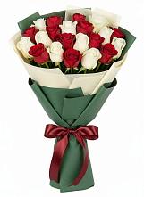 Букет Микс из красных и белых роз в Приморском