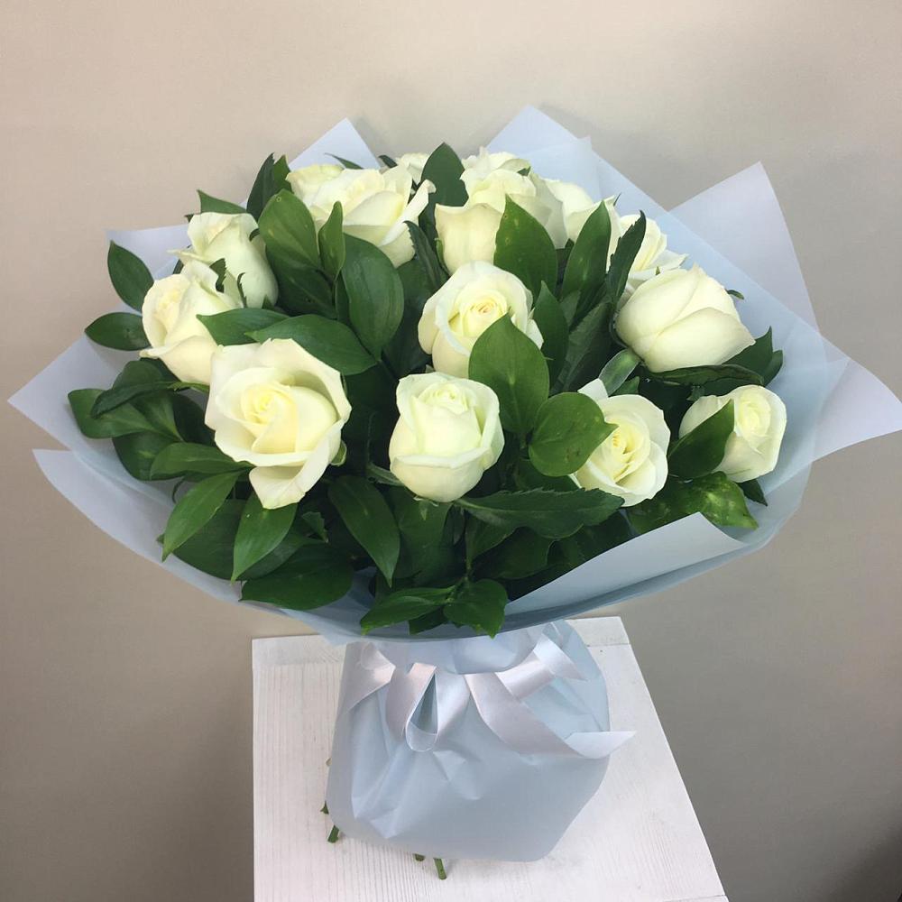 Букет 15 Белых роз Проуд в Приморском