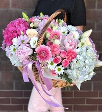 Композиция солнечный день в Приморском Цветочная композиция из Розы, Хризантемы, Пионы и Лизиантусы в корзине в Приморском