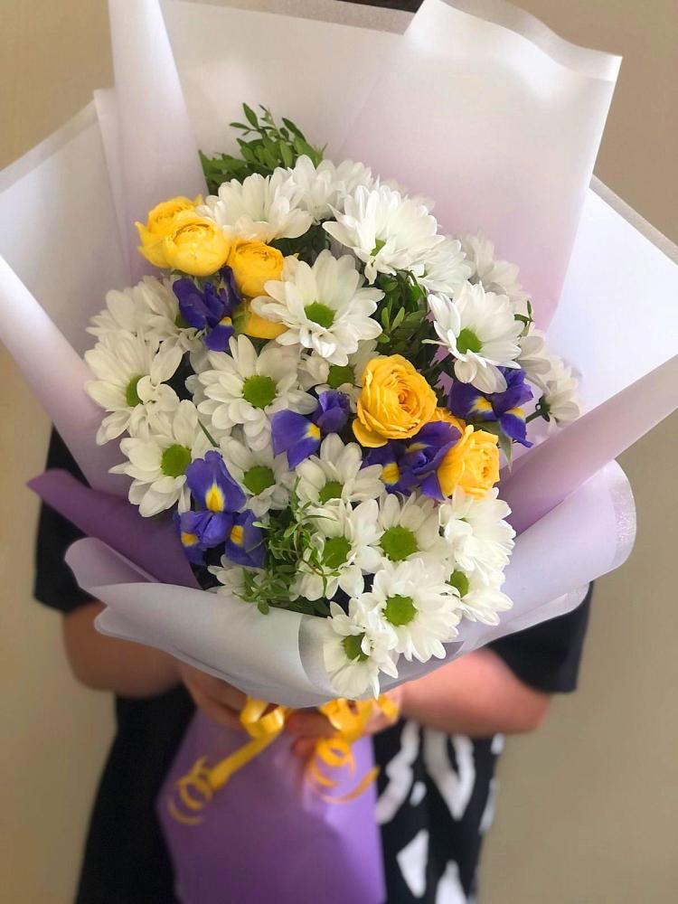 Букет цветов из: Ирисы, Хризантемы и Розы в Приморском