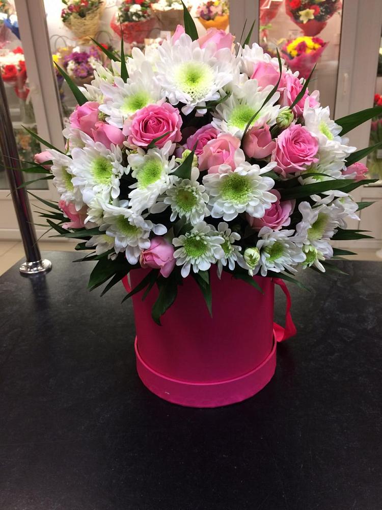 Цветочная композиция из Розы и Хризантемы в шляпной коробке в Приморском