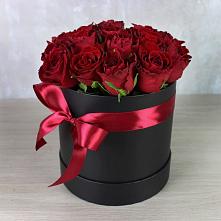 Цветочная композиция из Розы в шляпной коробке в Приморском