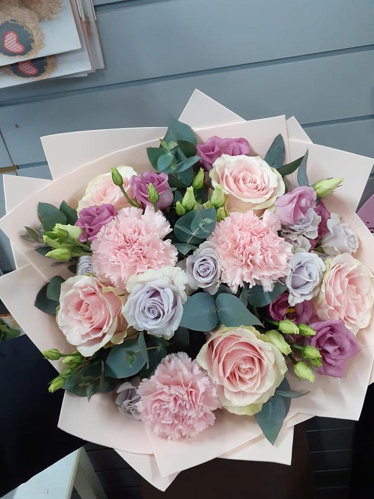 Букет цветов из: Розы, Гвоздики и Лизиантусы в Приморском